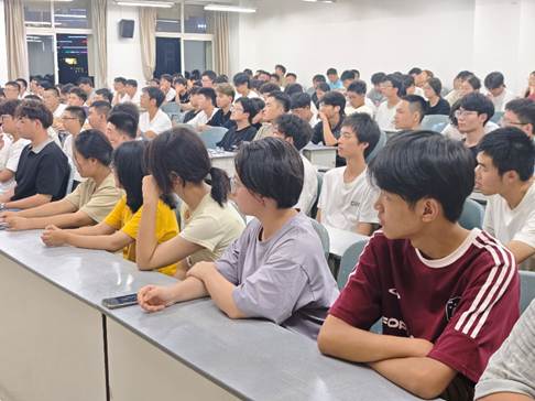 一群人正在听演讲AI 生成的内容可能不正确。