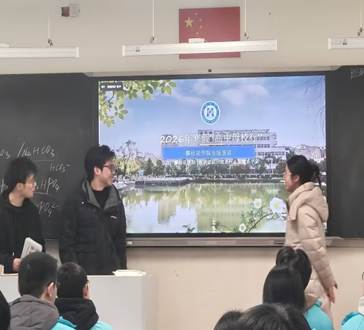 一群人在台上演讲AI 生成的内容可能不正确。