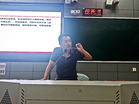 人的照片上写着字AI 生成的内容可能不正确。