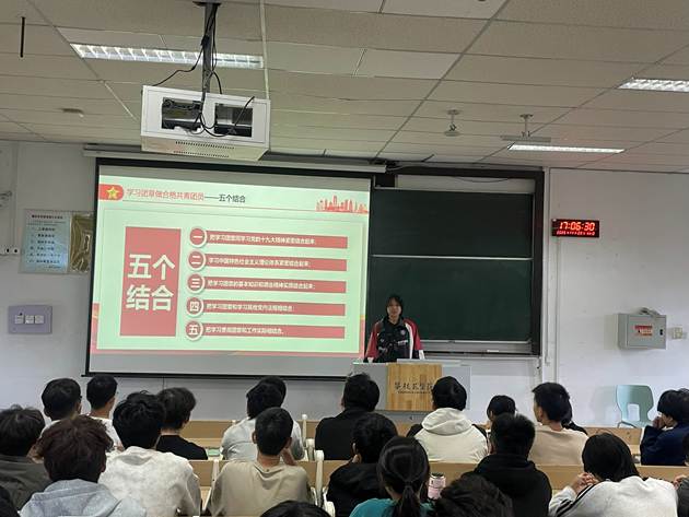 一群人在开会AI 生成的内容可能不正确。